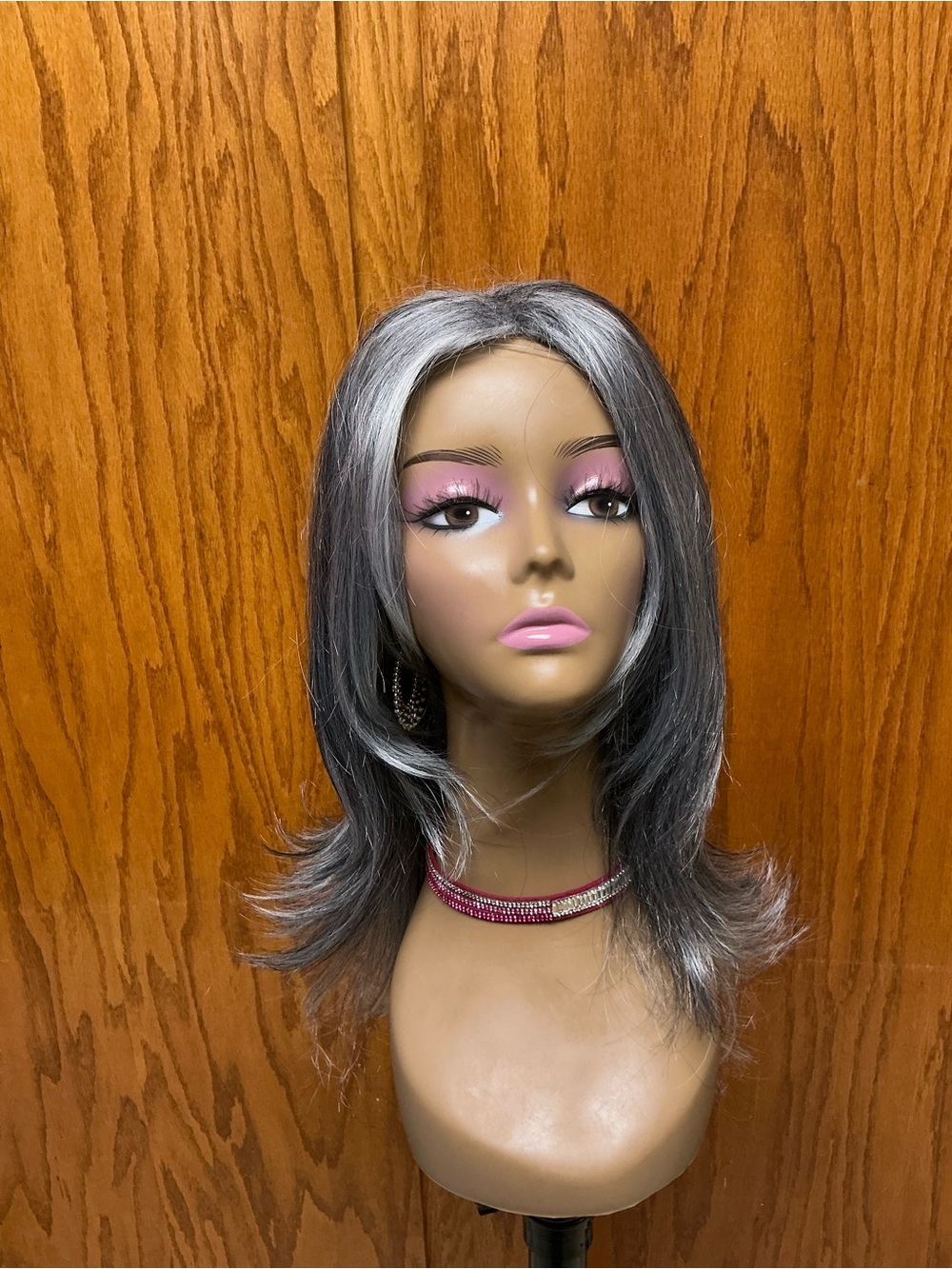 Sleek Gray Layered Wig with Natural Highlights